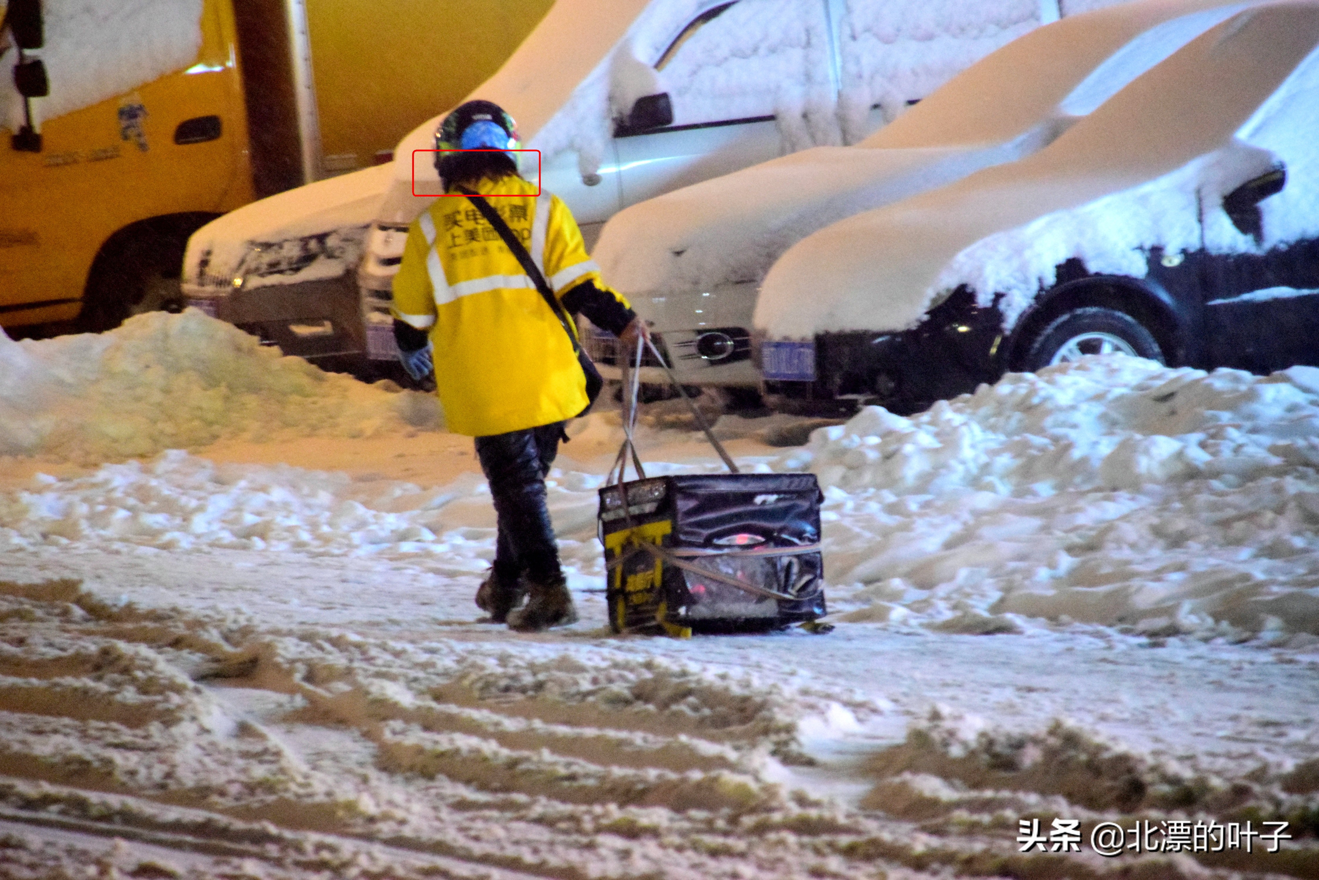 大雪之中，女士拖着箱子去送外卖，箱子坏了，恳请王兴不要扣她钱