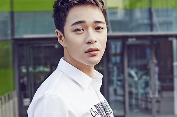 大家有没有觉得,董春辉的身上有一种与生俱来的忧郁气质?