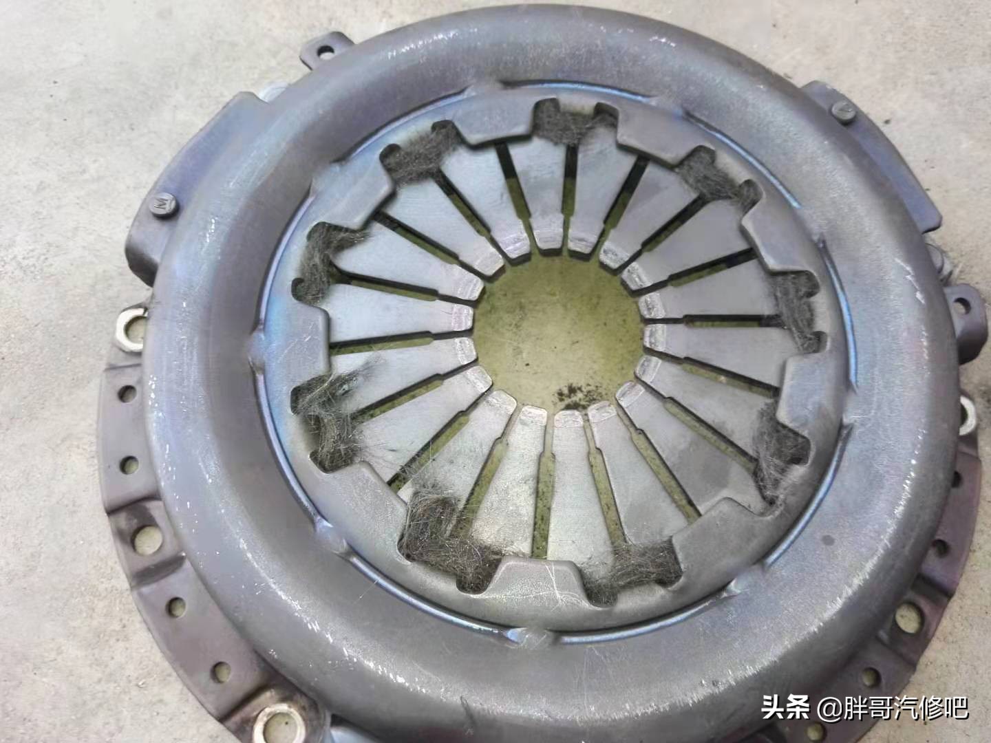 不及时更换正时皮带的后果，离合片惨不忍睹