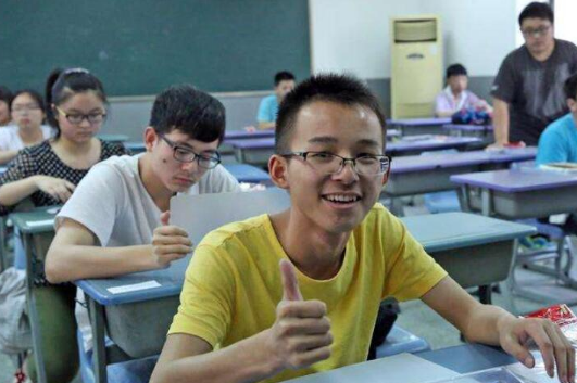 高考400分考生哭诉：我拼命学习，最后却和一群200分学生抢大专