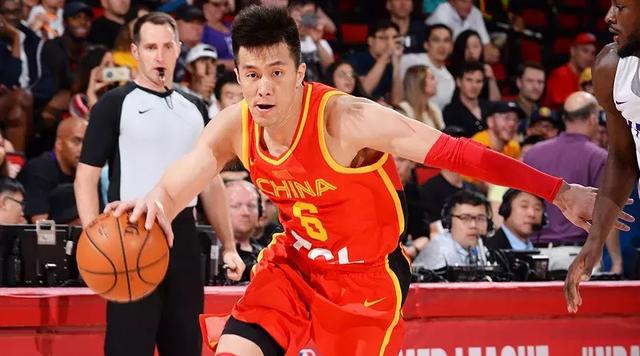 世界杯哪个后卫被晃倒又爬起来(拦不住！NBA后卫直接被晃倒 球迷：郭艾伦看起来真像美国后卫)