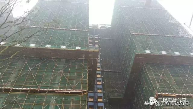 钢管脚手架立杆设底座和垫板的作用是什么？