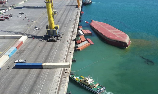 一艘集装箱船在港口突然翻沉，船员主要为印度籍