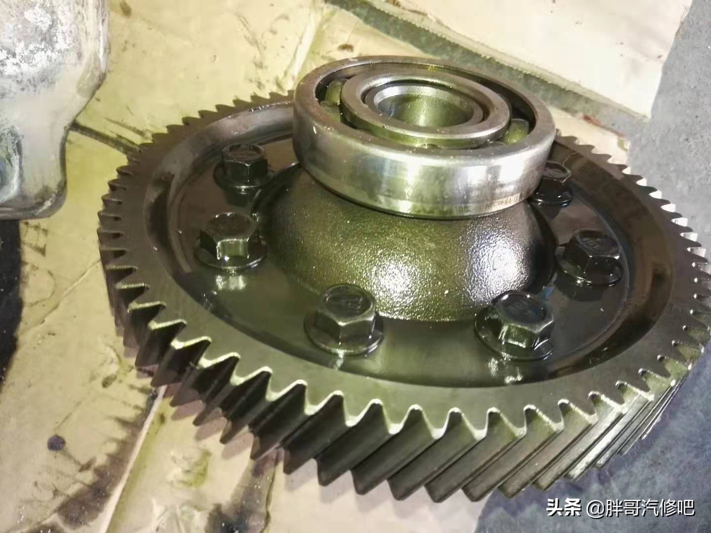 车主非正常启动车辆，然而一个小失误，变速箱被击了大窟窿