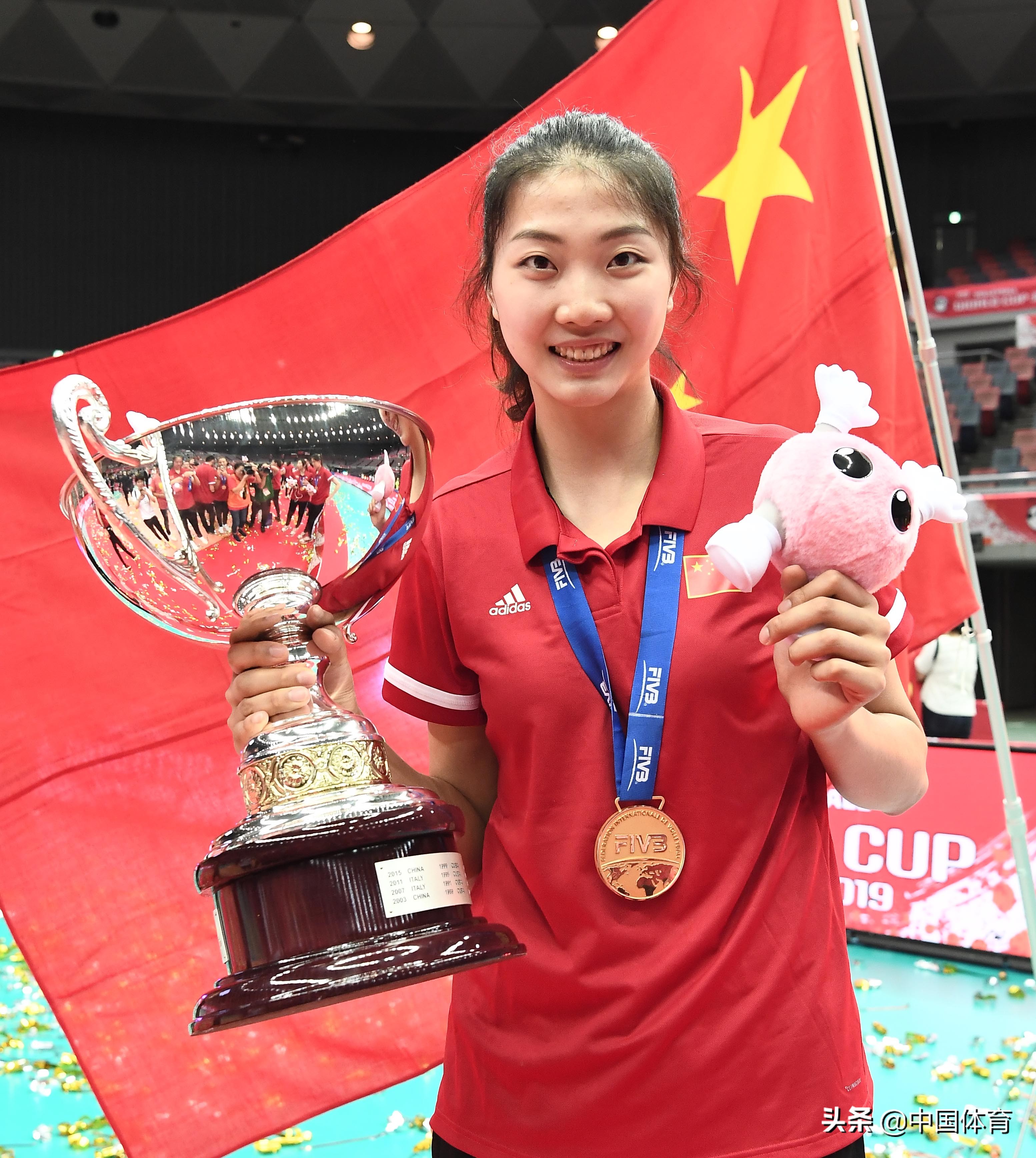 16年女排世界杯颁奖仪式(2019女排世界杯颁奖仪式,中国女排姑娘举起