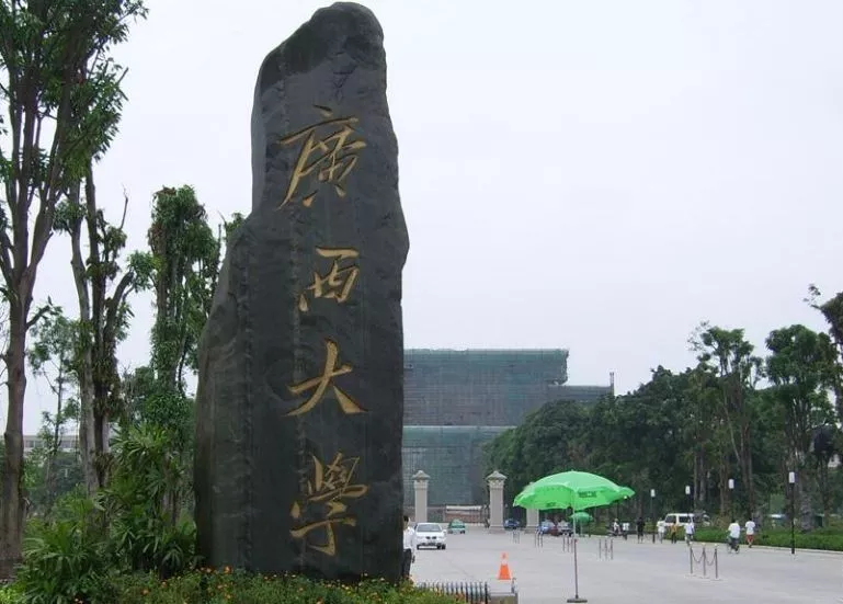 武汉大学校徽上毛泽东的题字，竟是写给她的......