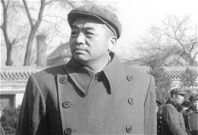 邓华缴获五箱白金龙烟，只给主席一支，主席笑笑：“财不露白”啊