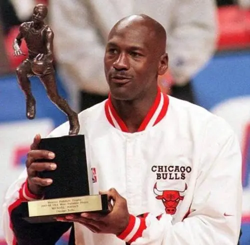 98篮球网nba直播吧（NBA纪实连载27：98年带领内忧外患的公牛三连冠，乔丹彻底封神上卷）