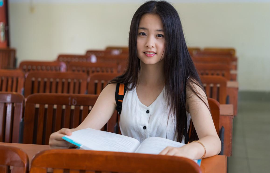 当代女大学生发型鉴赏，自以为引领潮流趋势，实则更像70后大姨