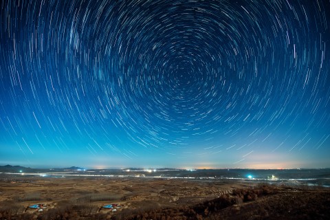 微微风簇浪，散作满河星