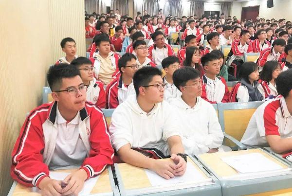 重庆考生高考638分，志愿不填直接选择复读，很多人听完感到不解