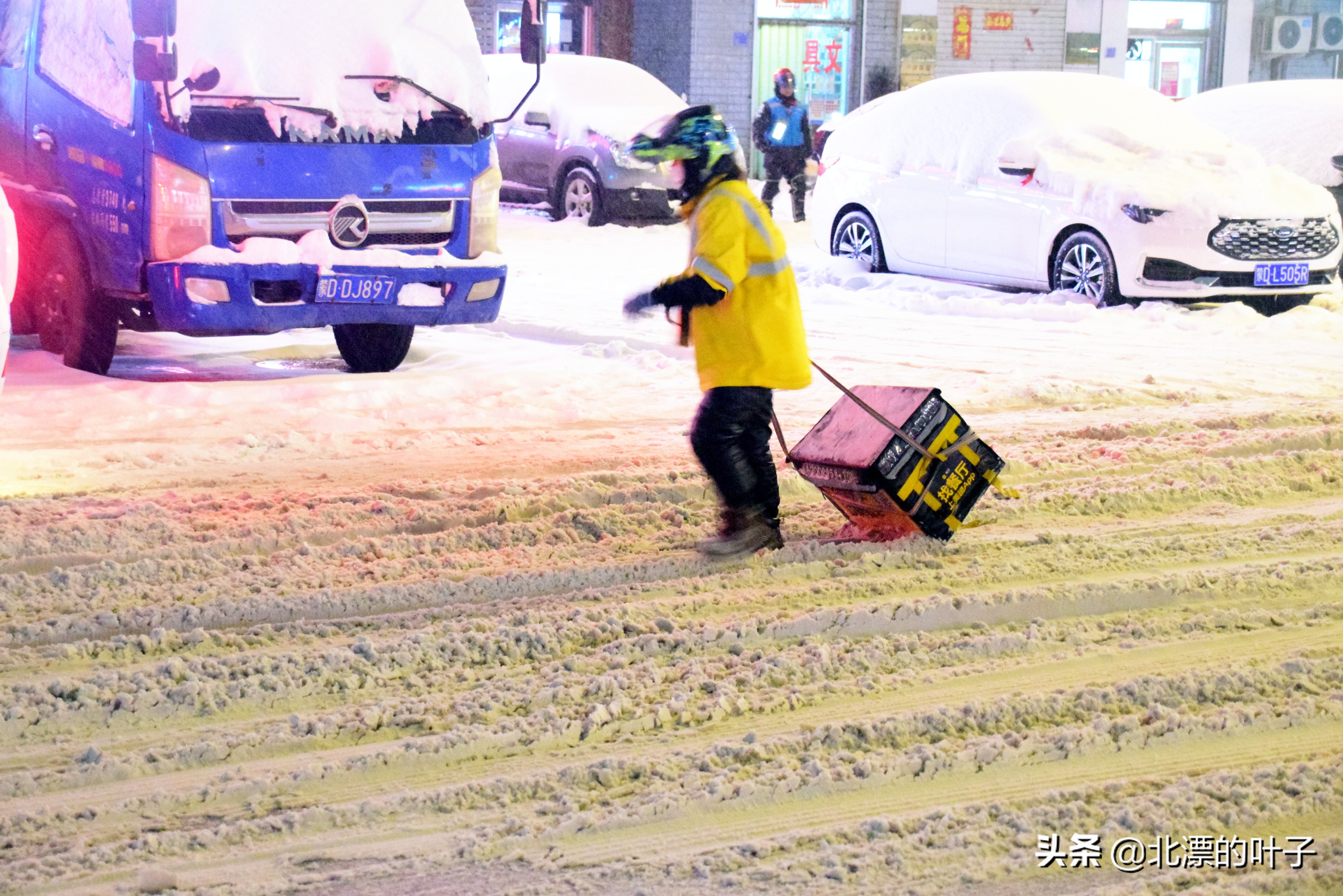 大雪之中，女士拖着箱子去送外卖，箱子坏了，恳请王兴不要扣她钱