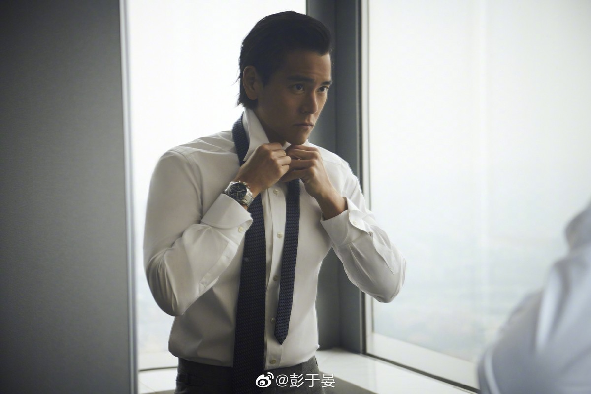 凹凸世界的照片帅气(39岁彭于晏暴瘦变帅气,脸颊凹陷明显,瘦到脊椎骨