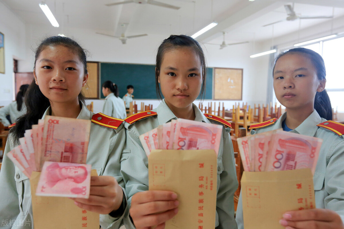 贵族学校与普通学校“校服对比”，这3点差距现实，学生：不公平