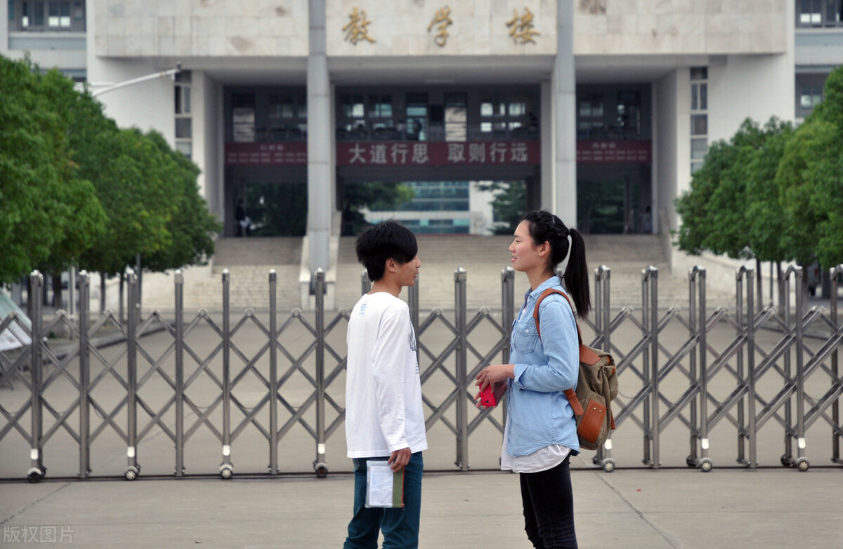 贵族学校与普通学校“校服对比”，这3点差距现实，学生：不公平