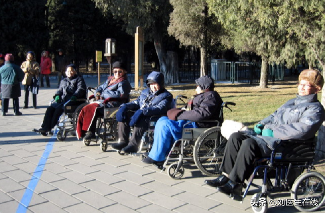 老人行走无力双腿麻木，反复检查后发现是：缺乏维生素B12