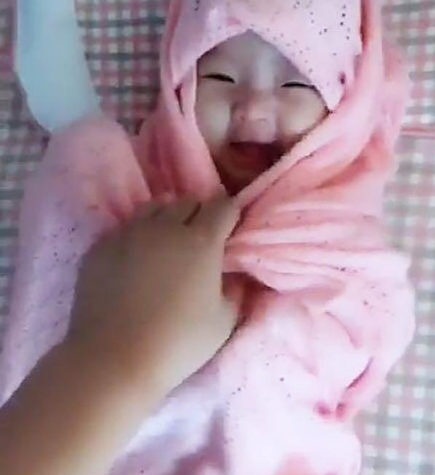 3岁哥哥跟妹妹睡午觉，妹妹把被子踢了，怕妹妹冷哥哥动作很暖心
