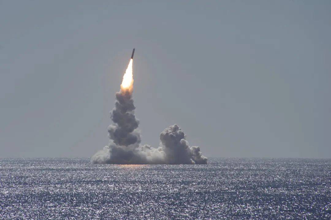 中国洲际导弹能打多远(中美俄洲际导弹射程对比：美13000公里，俄11500公里，中国是多少)