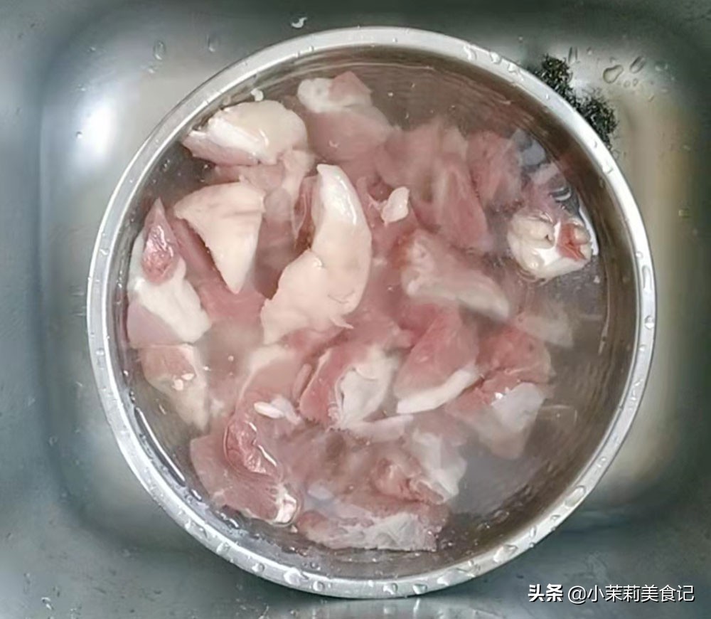 调羊肉馅很简单，牢记“2放2不放1窍门”，饺子鲜嫩无膻味，真香