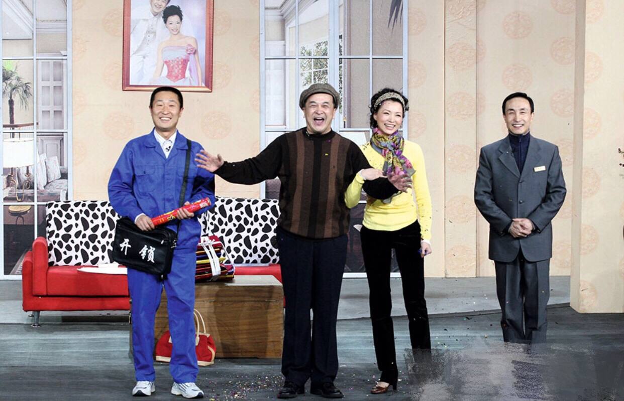 观众缘出奇地好,此后他多次登上春晚,出演了小品《邻居》,《开锁》等