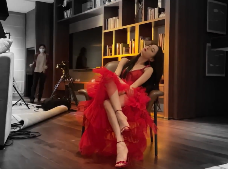 热巴穿镂空吊带裙参加活动!侧面开叉缝住一截,巴掌全程挡在领口