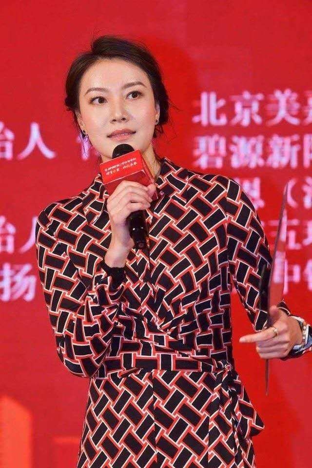 谢杏芳真实身高(谢杏芳178cm超模身材穿连体裤亮相,腿长惊人,造型高级
