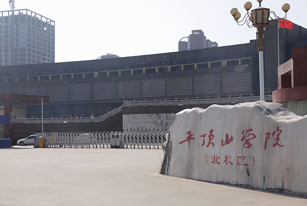 河南平顶山学院试行“男女混住”，网友争议不断，安全性成为话题