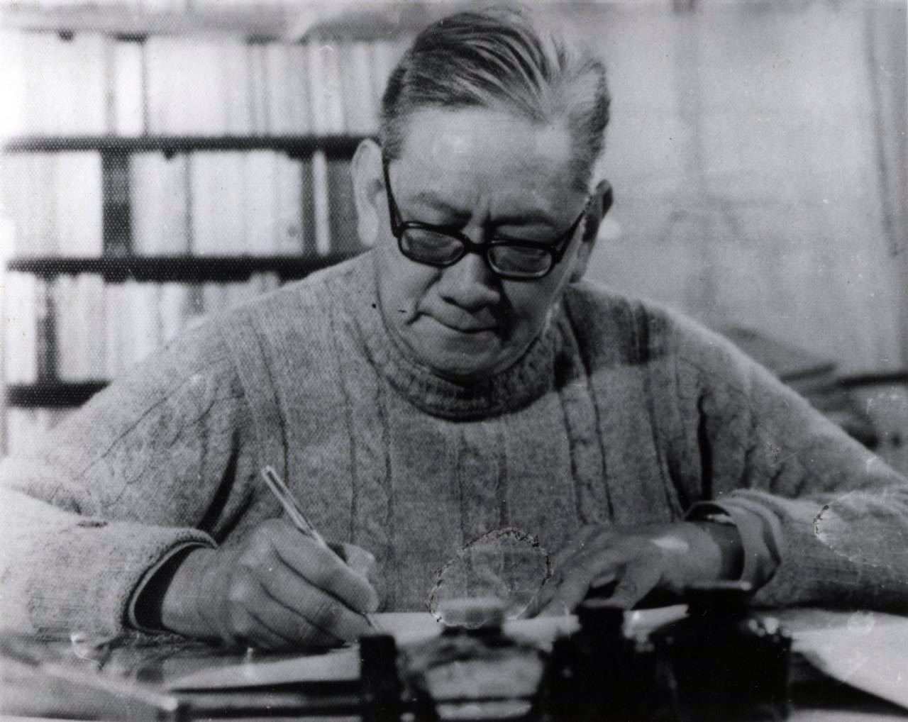 3, 秦牧散文的创作特色:秦牧的散文通常在一个预设的主旨下,将与此