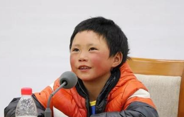 3年前那个走4.5公里山路上学，满头冰花的男孩，如今过得怎么样？