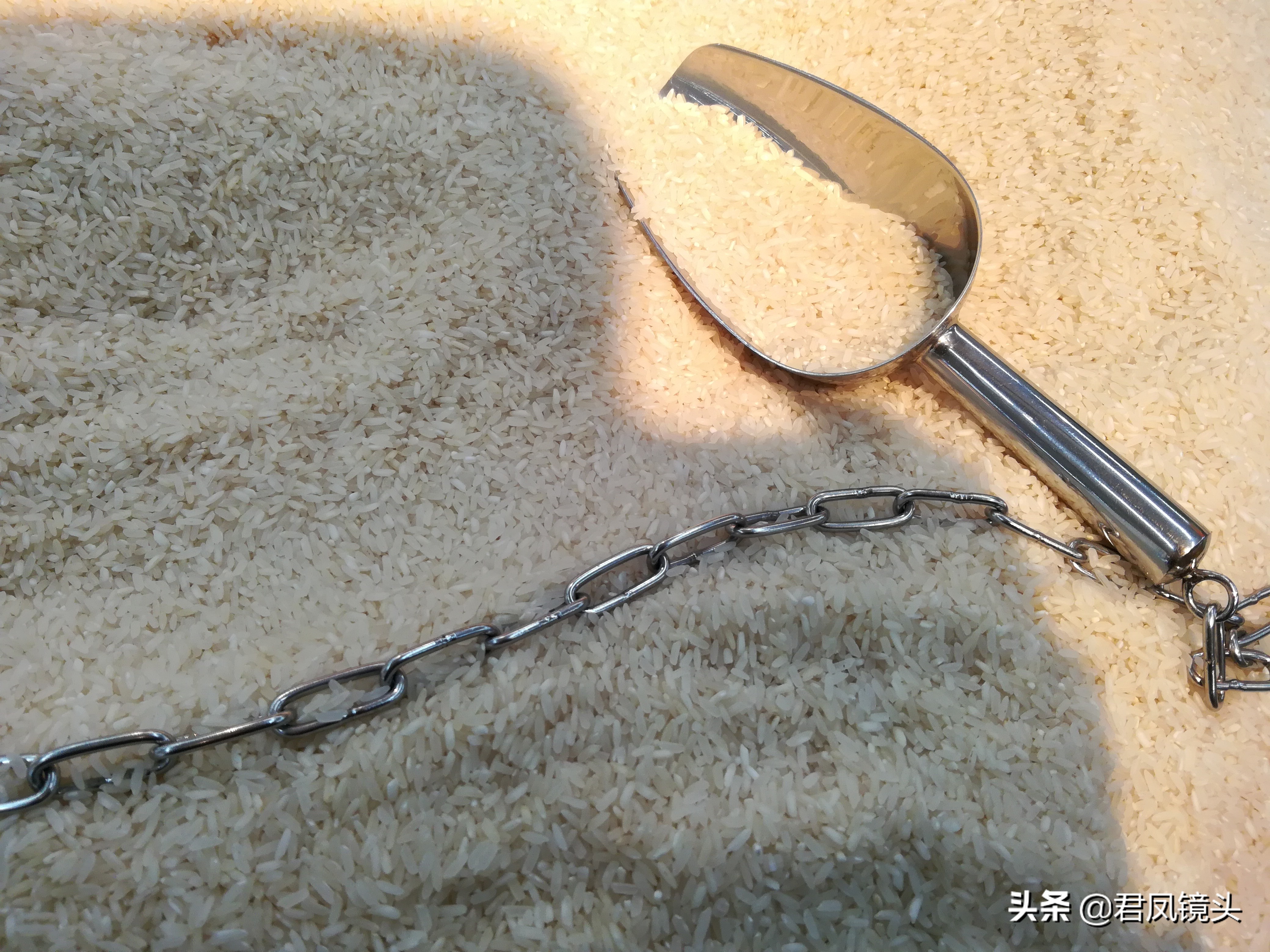湖北宜昌：市民在沃尔玛超市选购大米；泰国香米4.69元一斤