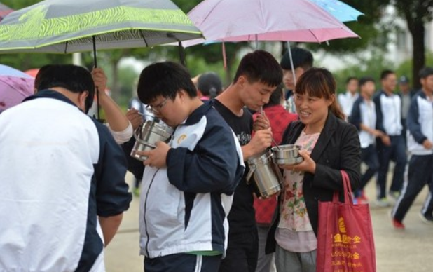 高考工厂翻车了？全校仅一名同学考上清华，考上985的也寥寥无几