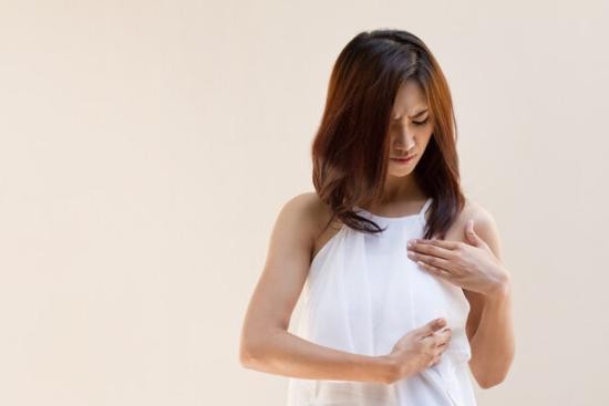再三提醒：乳腺发生癌变时，身体会发出4种求救信号，要及时发现