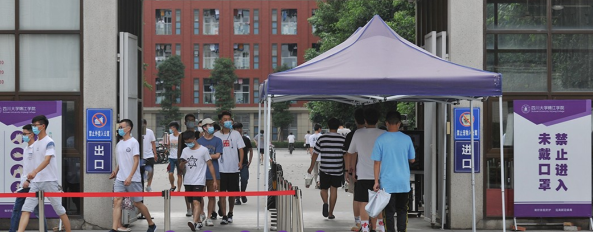 男友疑乔装混入女生宿舍因感情纠葛持剪刀捅杀女友后跳楼自尽，遇害女生被指乖巧可爱像个小萝莉