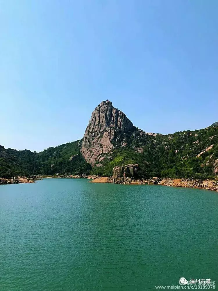 孤峰傲影映碧波，水库风光入画来