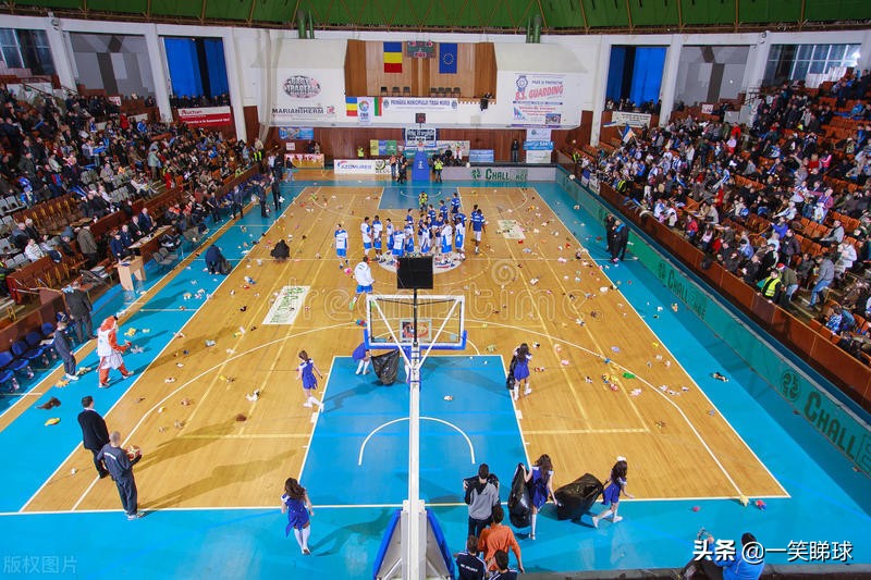 中国公共场所一般篮筐高度是多少(篮球场基本尺寸和篮筐标准高度)