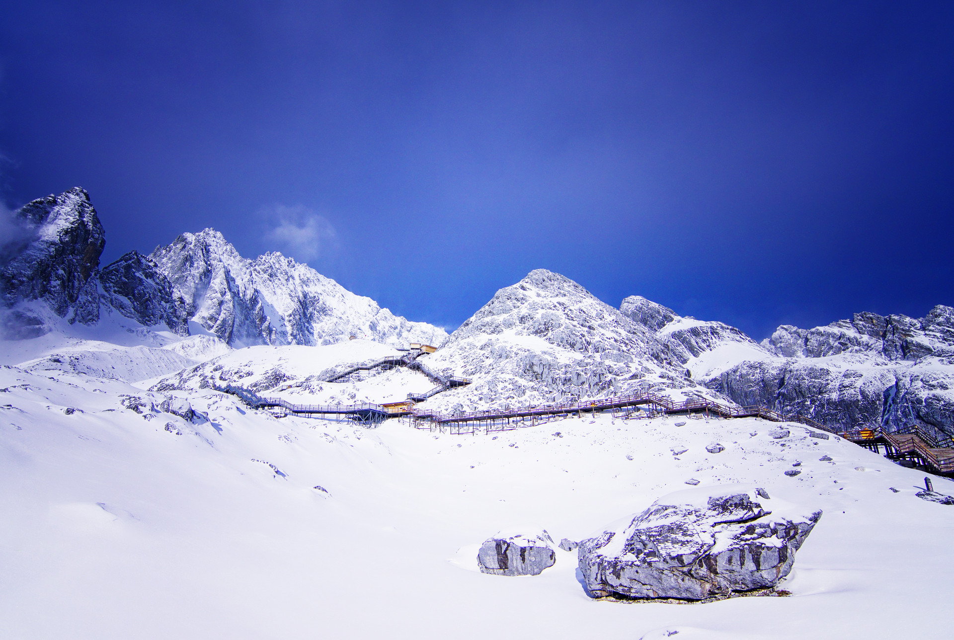 丽江玉龙雪山,是当地人心目中的神山,当地有一个神秘的传说