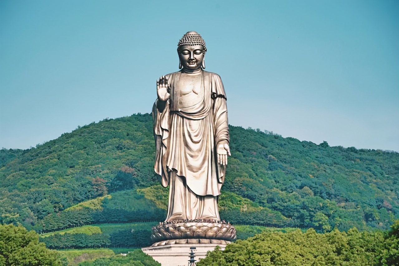 世界上最大释迦摩尼佛像，相当于30层楼高