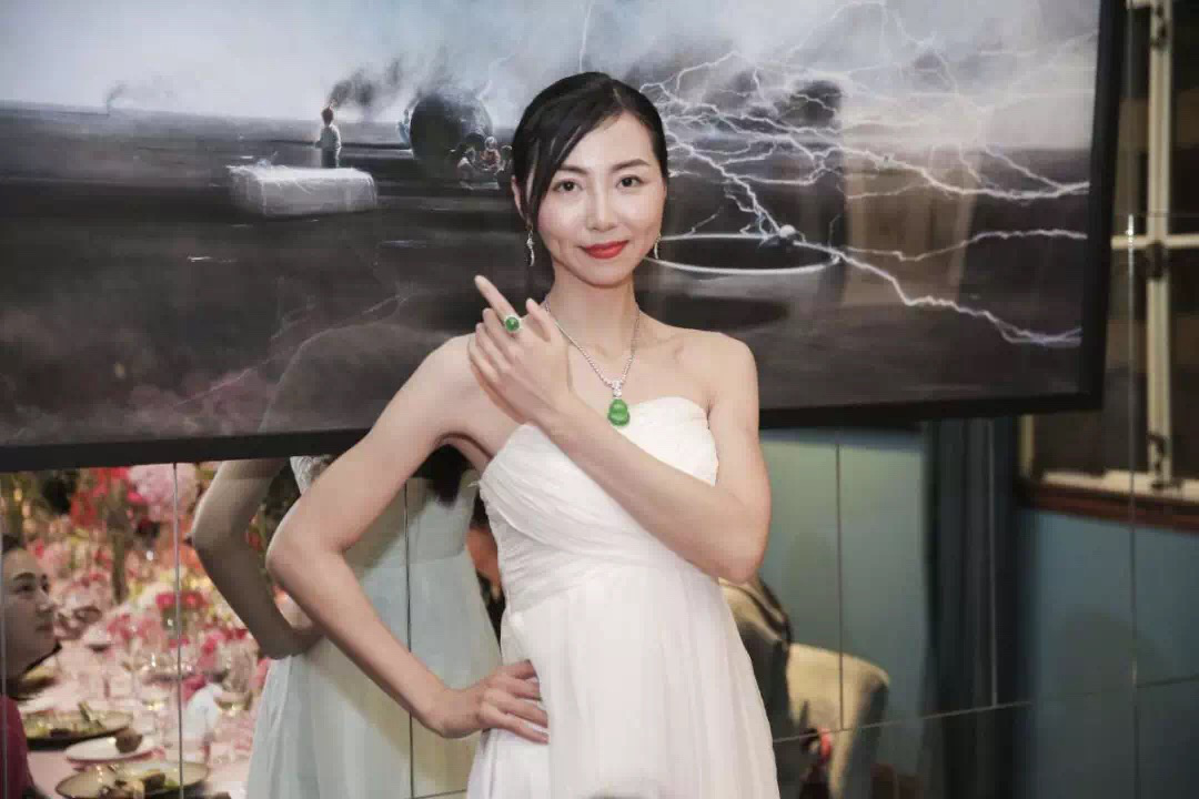 禧翠珠宝董事长——"翡翠女王"吕云欣女士愿通过这场桃花答谢宴,衷心