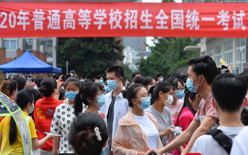 重庆高考考生659分，却因父母行为无校可上，泪洒当场只能复读