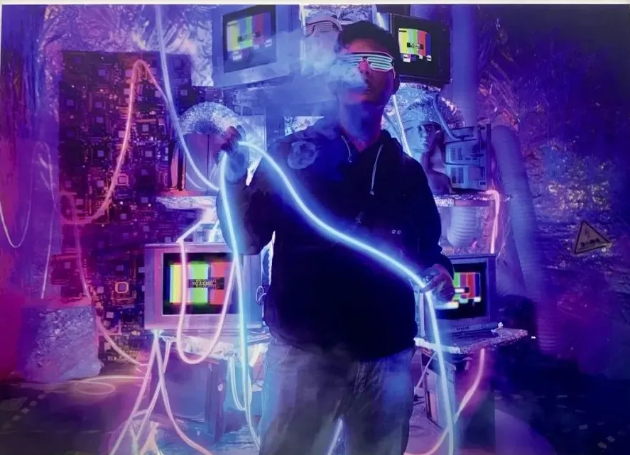 电子烟围攻中小学生：藏在铅笔盒中的烟 月入上千的大学生微商