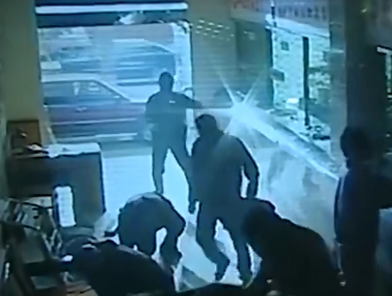 1999年，河南退伍兵王带警校儿子连抢几家银行，却因一把门锁被抓