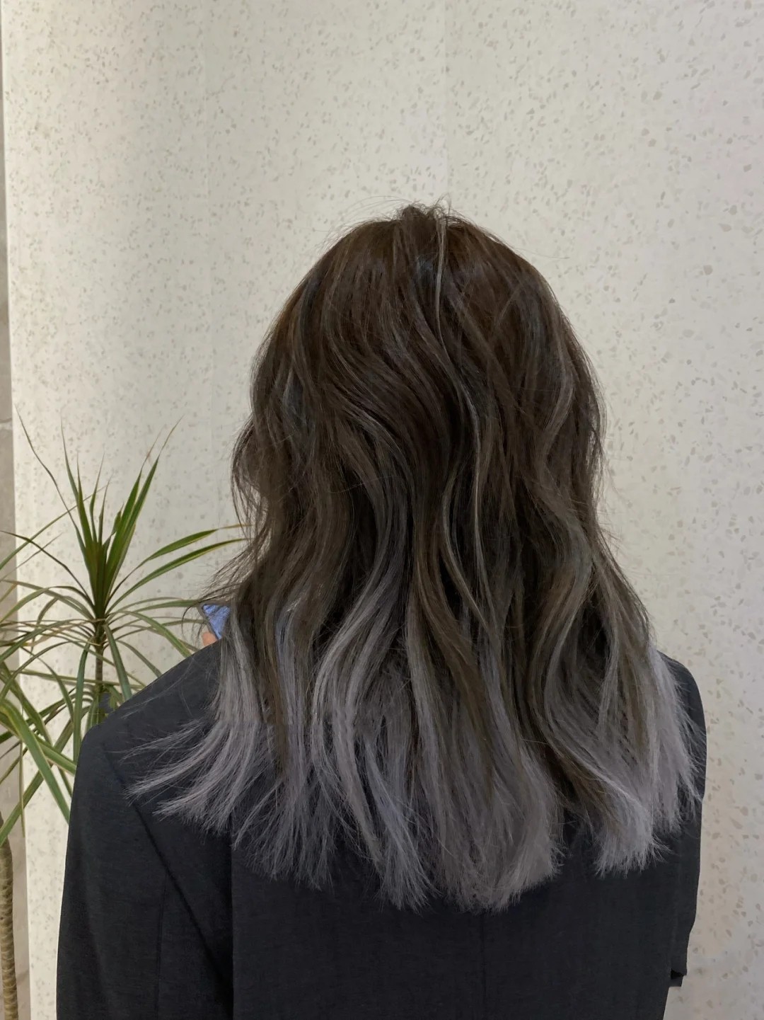 挑染前渐变部分的颜色是冷灰色,只需要漂少部分的头发就可以,也不