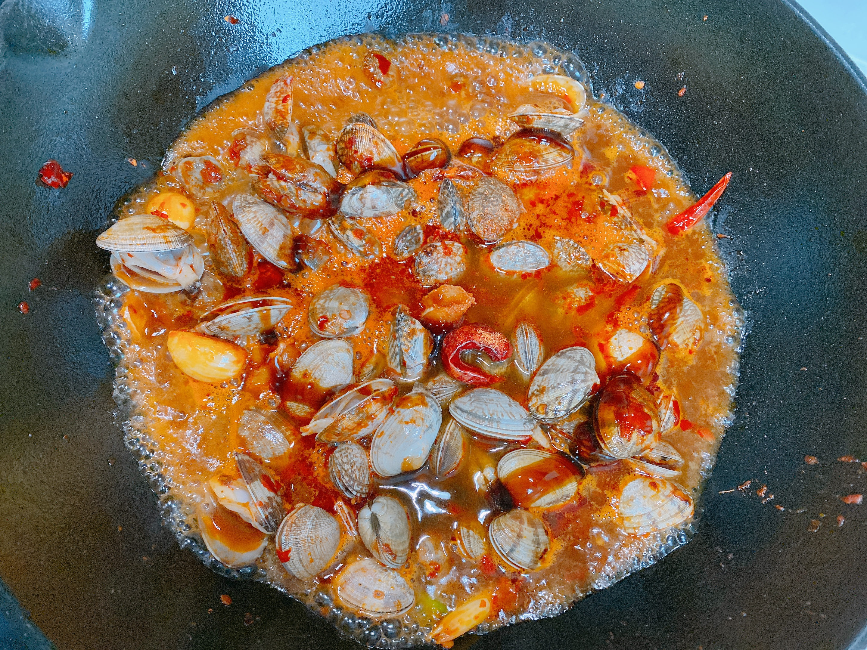 辣炒花蛤千万不能焯水,大厨都这样做,花蛤鲜嫩入味,没有泥沙