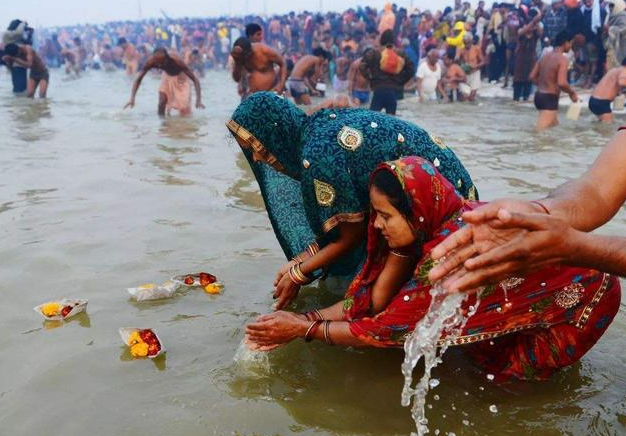恒河水面飘满垃圾,印度人照样一边喝水一边洗澡,他们何为不治理