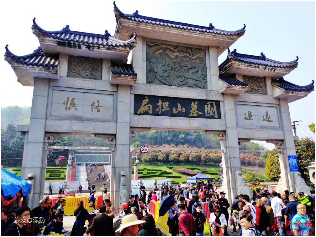 5公里,像一根长扁担东挑磨山,西挑锅顶山,南沿龙阳湖,北靠汉沙公路