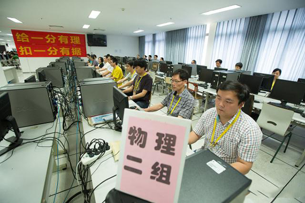 高考阅卷“现场照”流出，2000名老师原来这样阅卷，学生：长见识