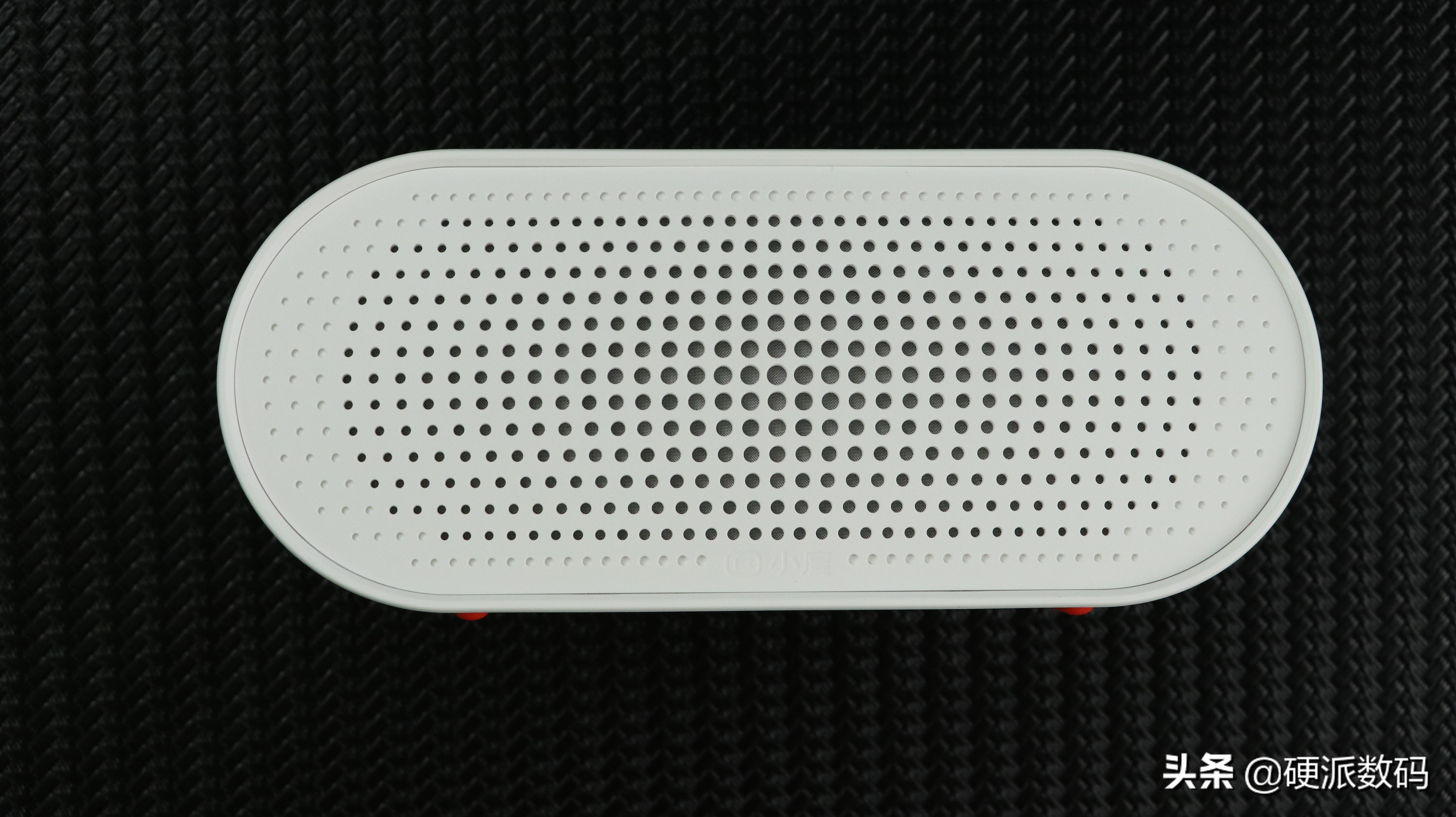 正面设计大块区域的通音孔,孔的形状向外突出,孔径由中间向两边缩小