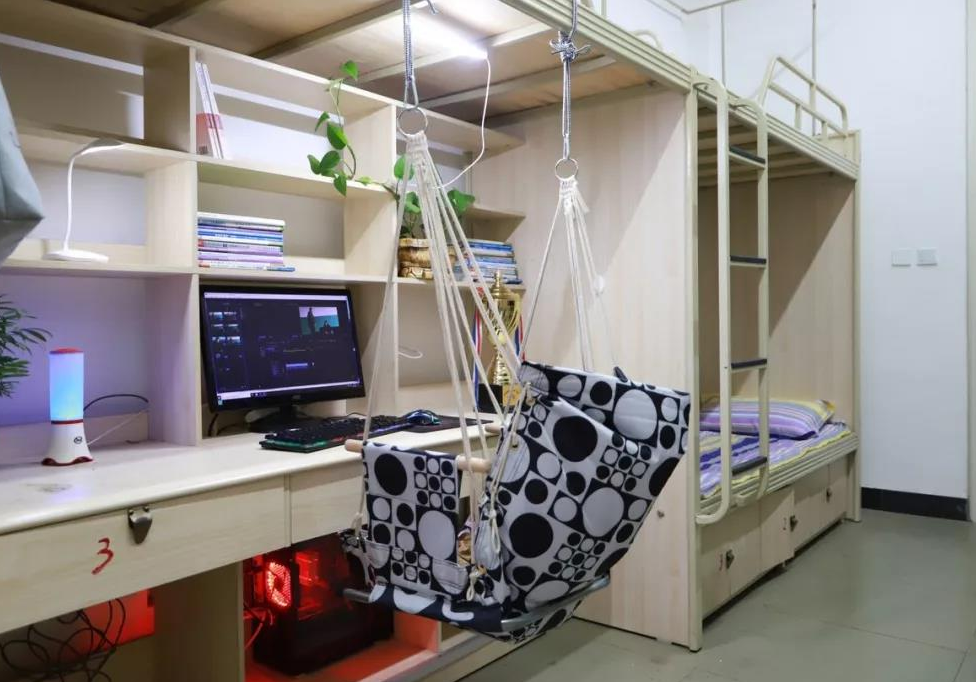 大学宿舍仿佛“贫民窟”，环境“脏乱差”，新生入学直呼：想退学