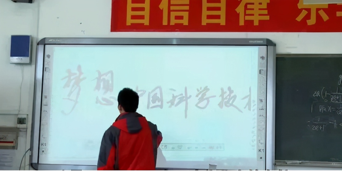 33岁“高龄”复读生，曾两拒985，今年第13次高考到底为何？