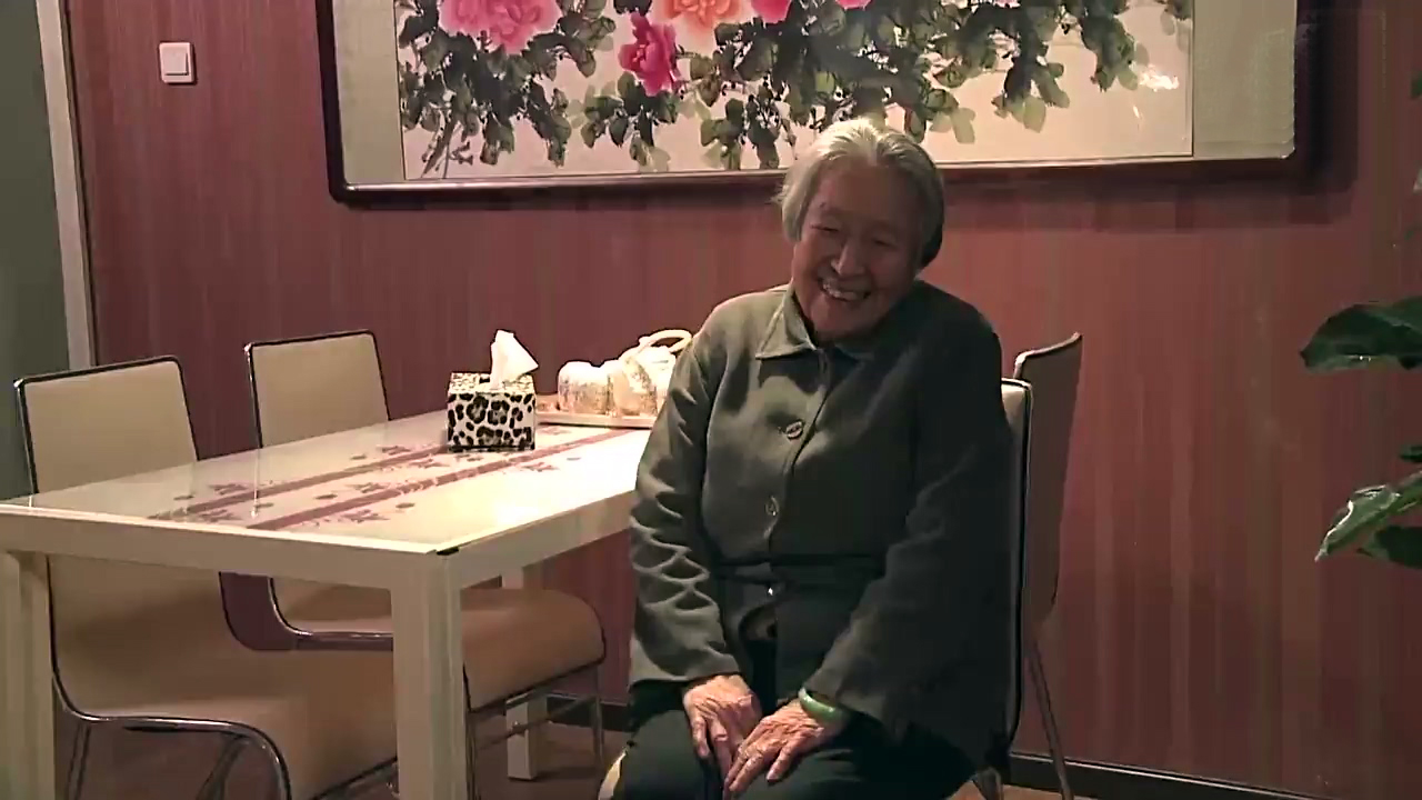 爱笑的她 演了一辈子小配角 84岁才走红 96岁仍拍戏 99岁安详离世
